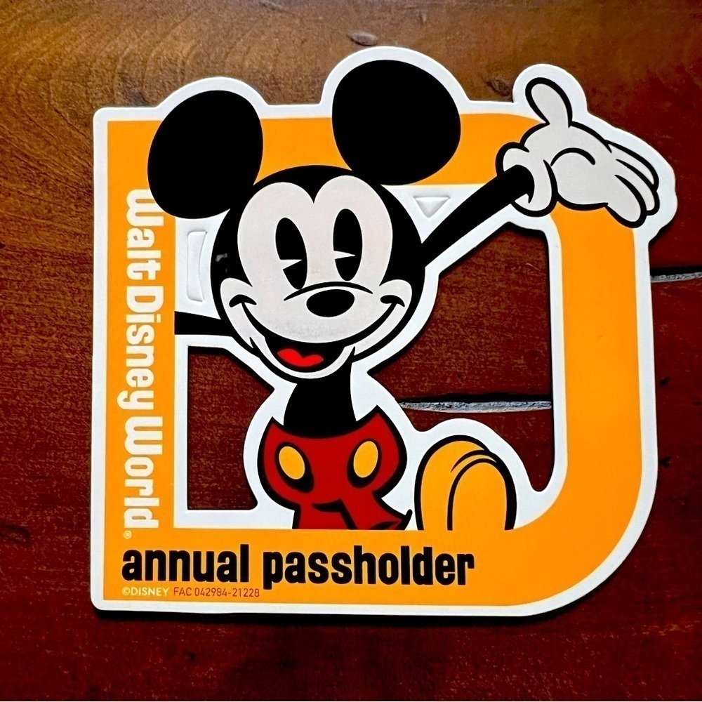 Walt Disney World Annual Passholder Micky Magnet, Exclusive Authentic Disney Mag